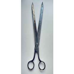 Scissors with straight blades for cutting paper