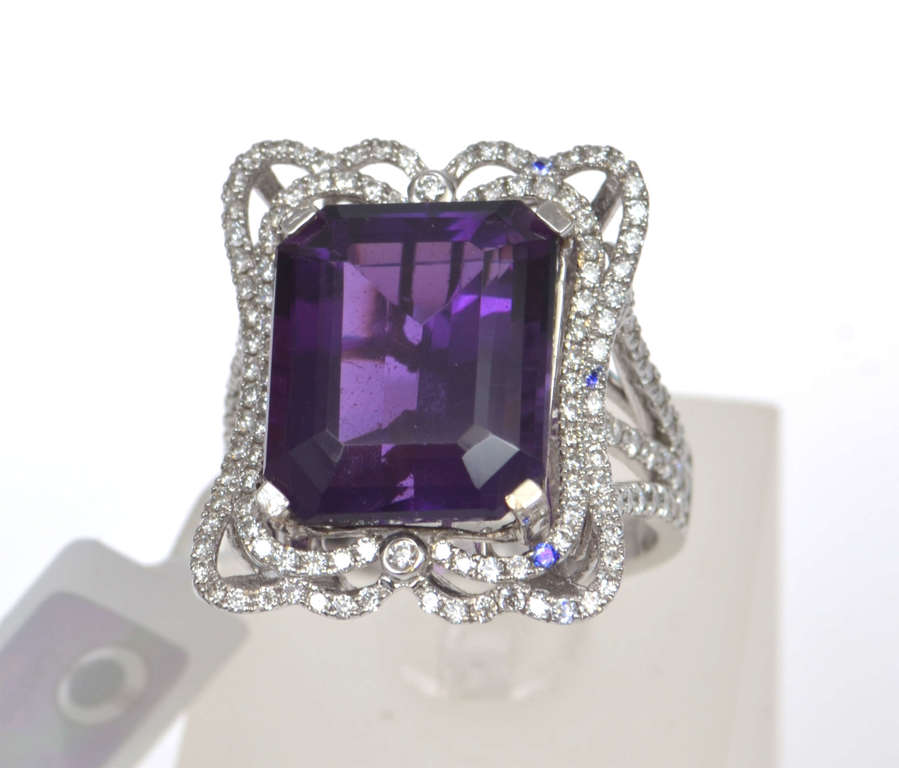 Gold ring with diamonds and amethyst