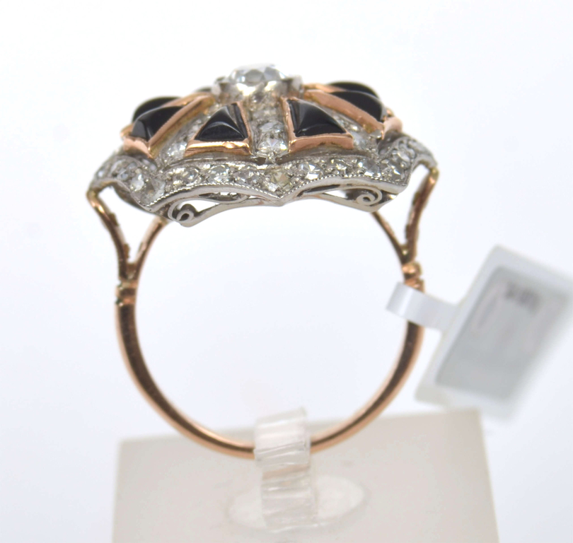 Золотое и платиновое кольцо с бриллиантами и халцедоном