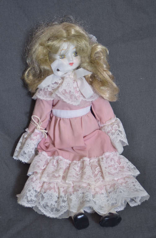 Кукла в розовом платье