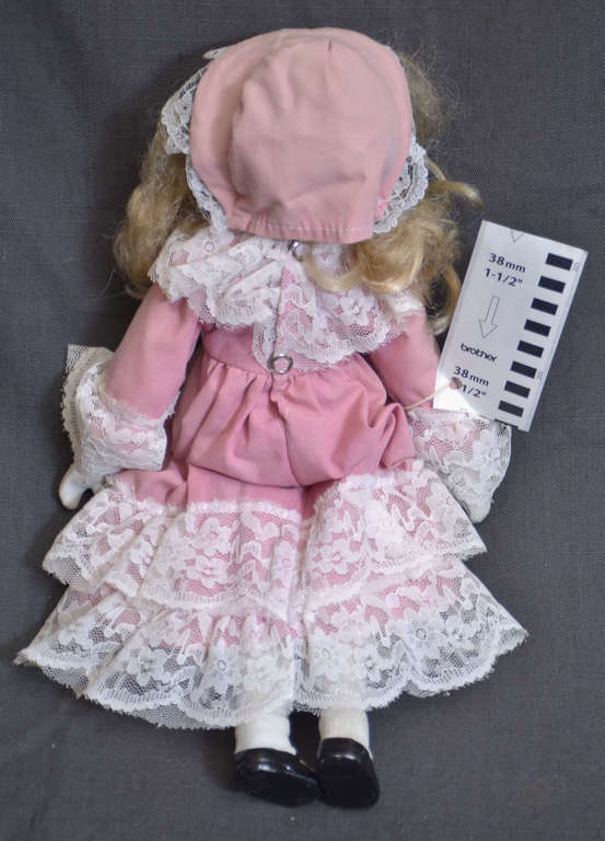 Кукла в розовом платье