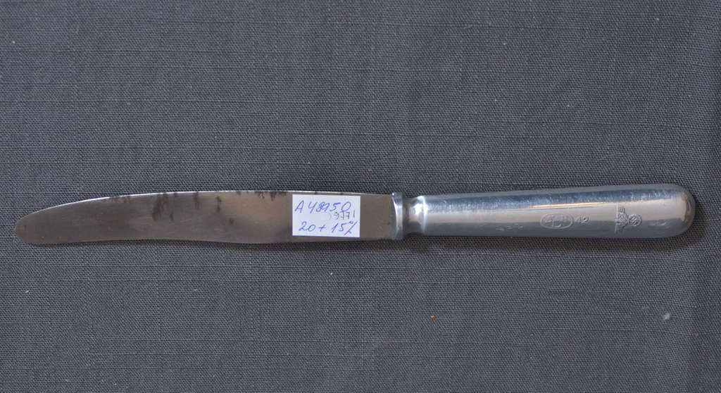 Металлический нож со свастикой