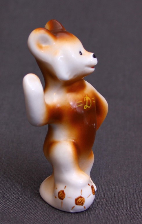 Фарфоровая фигура «Олимпийский медведь с футбольным мячом».