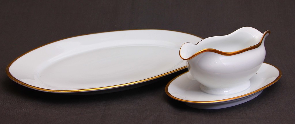 Porcelain sauce bowl and serving plate