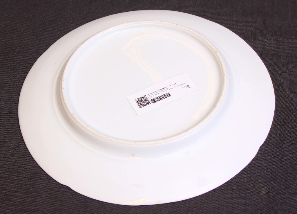 Фарфоровая тарелка в стиле модерн 