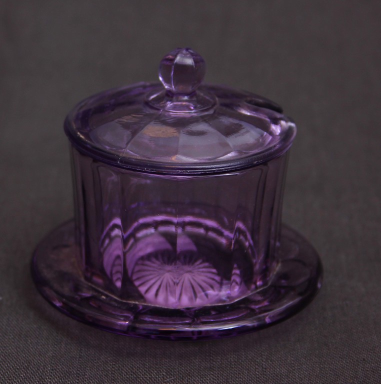 Violetas krāsas stikla garšvielu trauks ar vāciņu