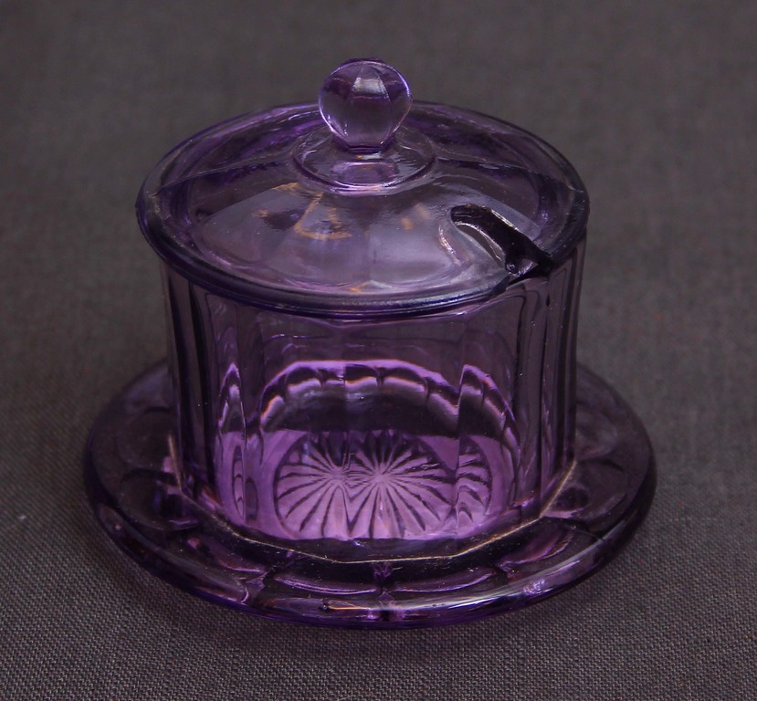 Violetas krāsas stikla garšvielu trauks ar vāciņu