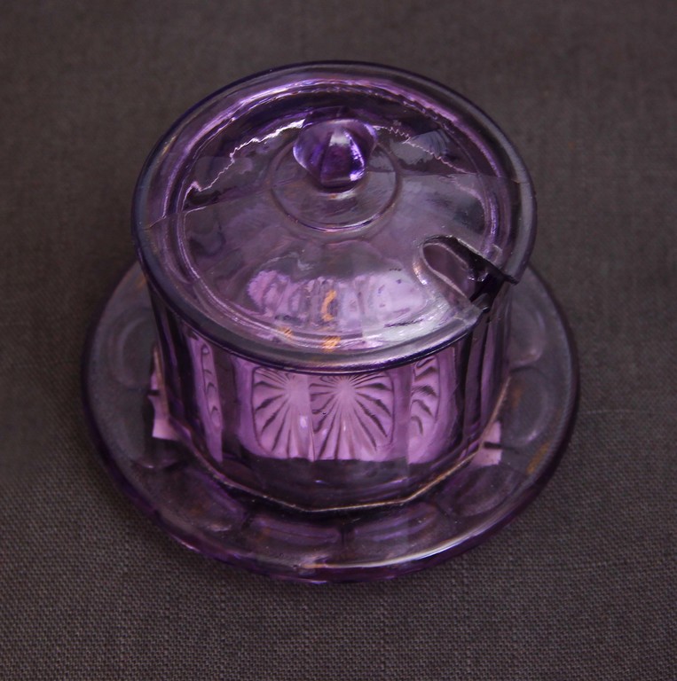 Фиолетовая стеклянная банка для специй с крышкой