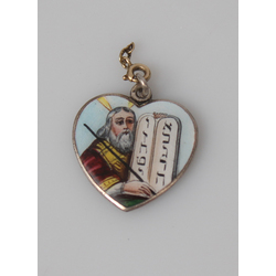 Pendant with enamel and inscriptions in Hebrew