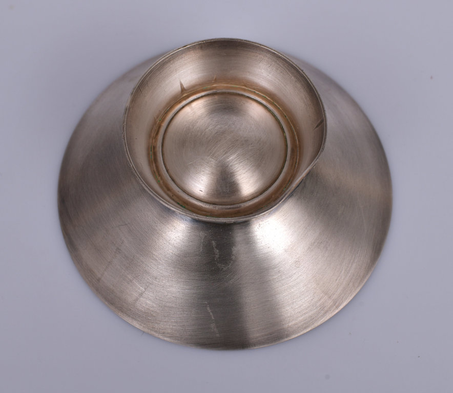Metal dish with enamel
