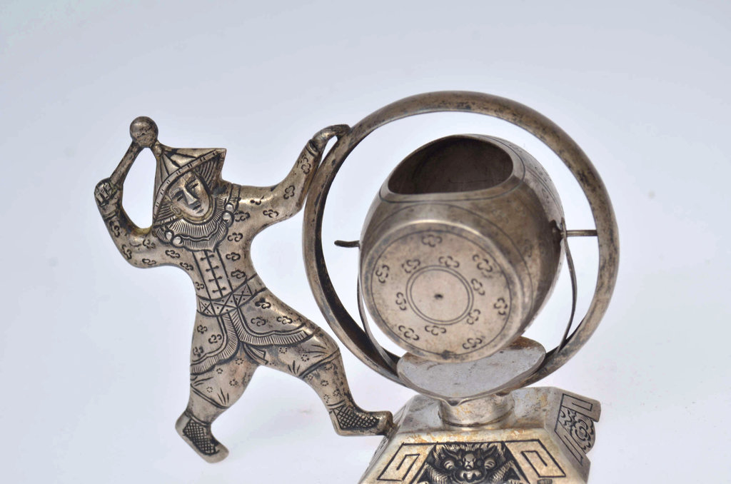 Серебряная фигурка с ситом для заваривания чая