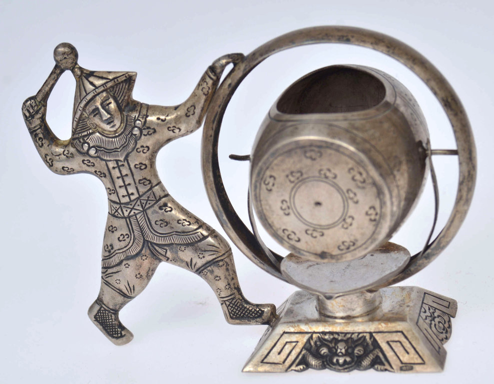 Серебряная фигурка с ситом для заваривания чая