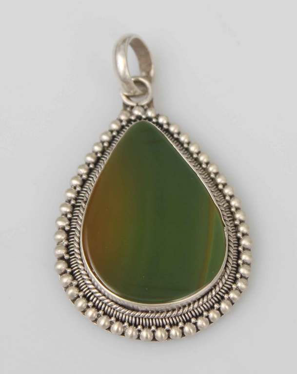 Silver pendant with agate