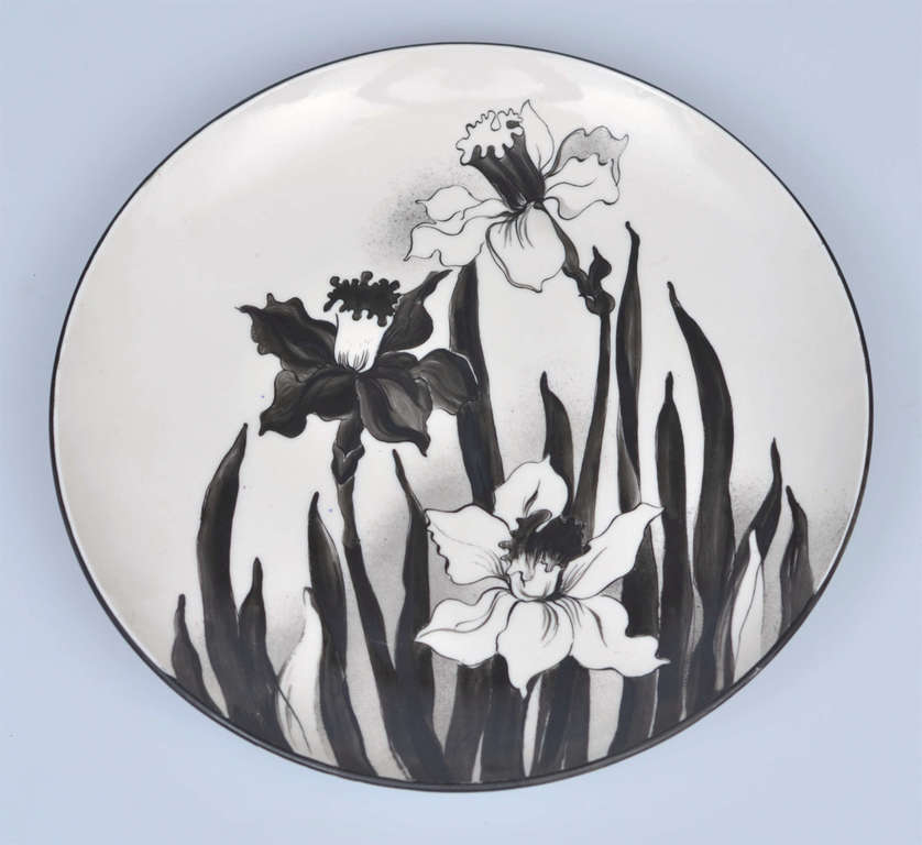 Фарфоровая тарелка с цветочной росписью