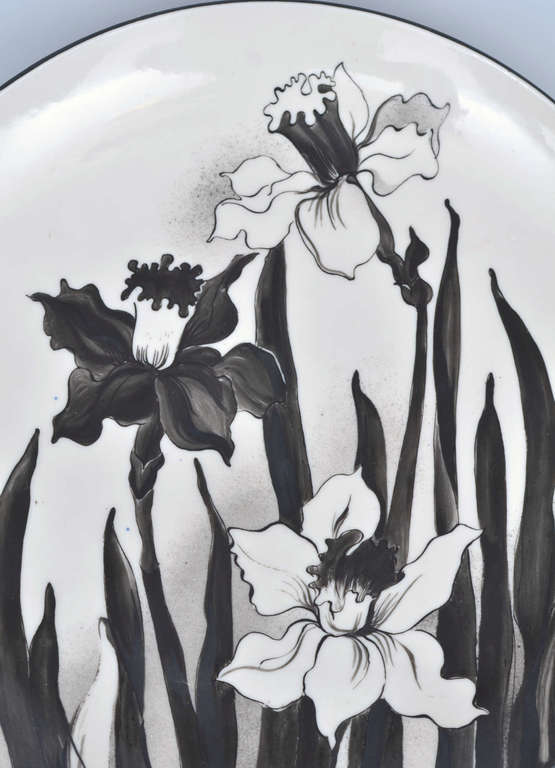 Фарфоровая тарелка с цветочной росписью