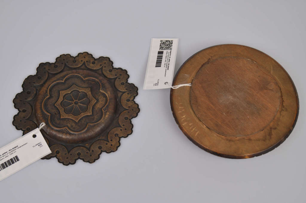Две медные тарелки с национальным орнаментом