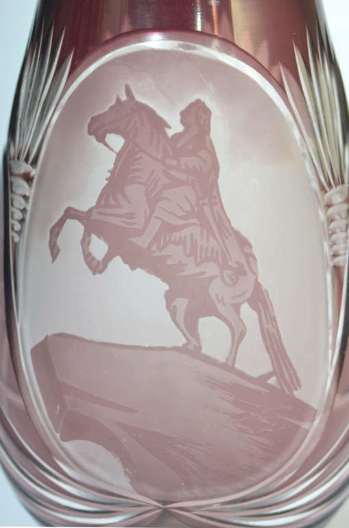 Пурпурная двухслойная стеклянная ваза с изображением памятника «Медный всадник»