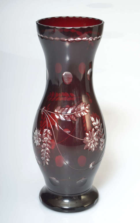 Рубиновая двухслойная стеклянная ваза с рисунком ржи