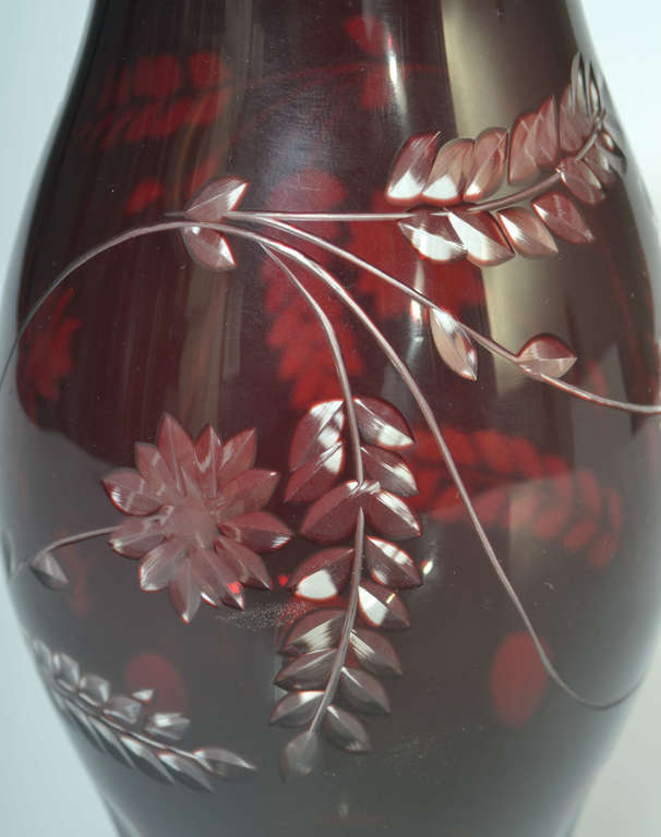 Рубиновая двухслойная стеклянная ваза с рисунком ржи
