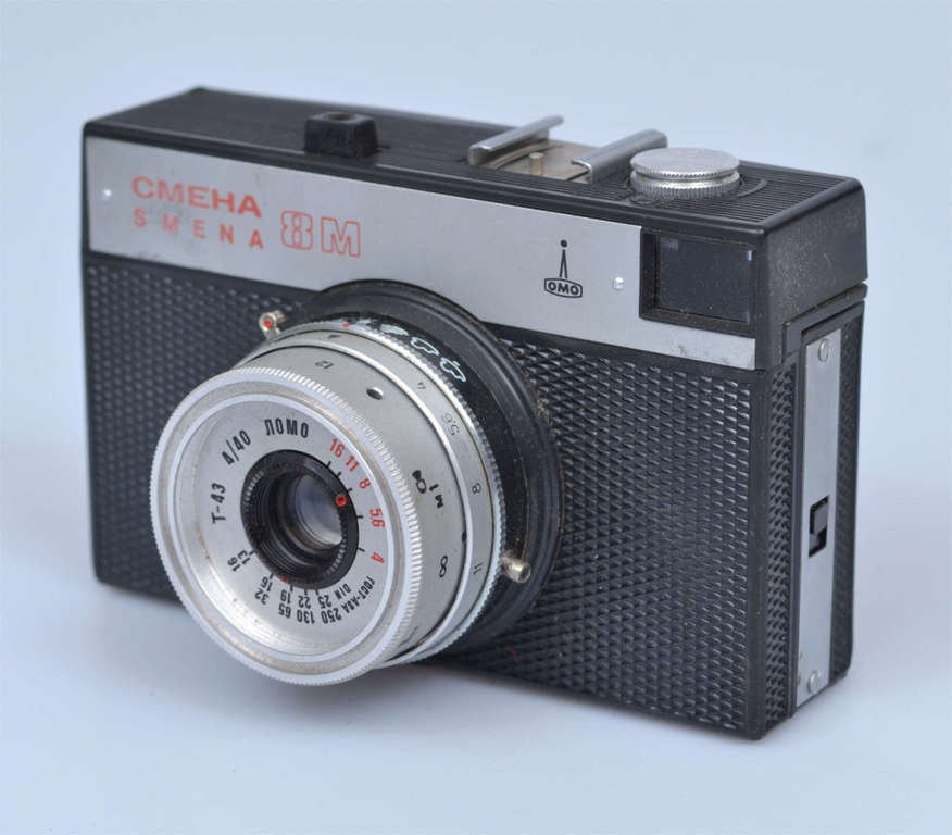 Фотоаппарат ЛОМО и фотоаппарат с объективами в оригинальных футлярах