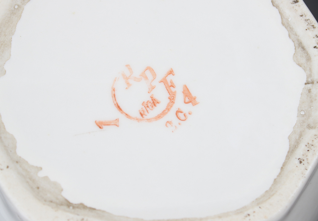 Porcelāna krūka ar plaisu rokturī