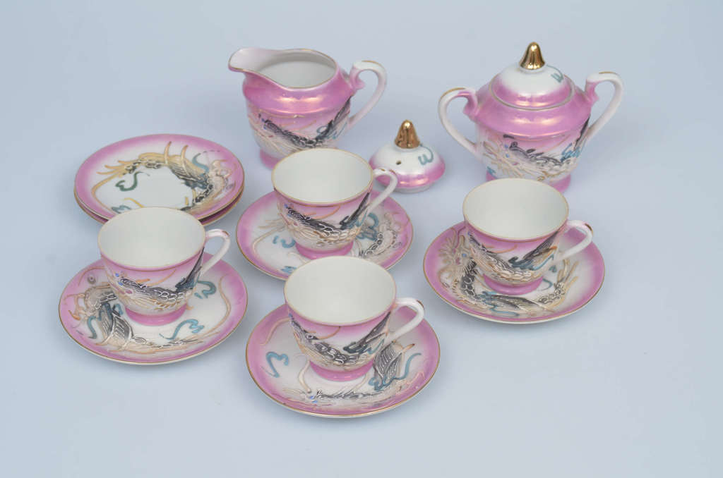 Porcelain set with geisha watermark in the mass