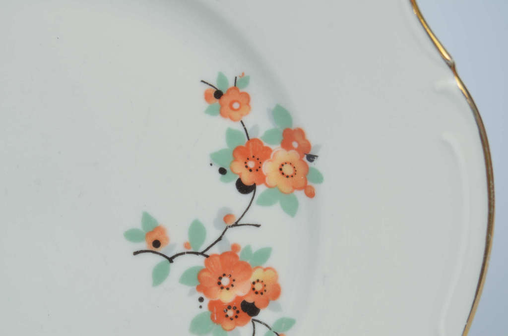 Kuzņecova porcelāna šķīvītis ar ziedu dekoltu
