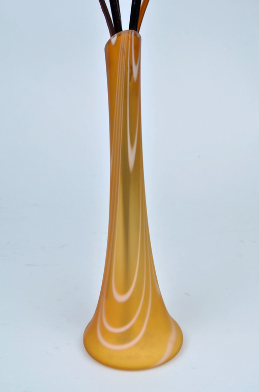 Стеклянная ваза с декоративными стеклянными цветами