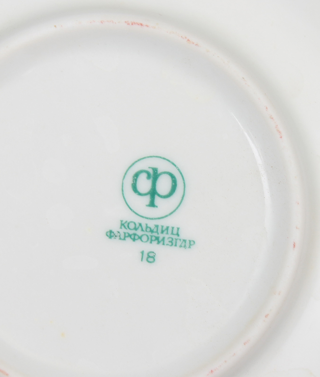 Маленькие фарфоровые тарелки (6 шт.) + 2 чашки + 4 тарелки
