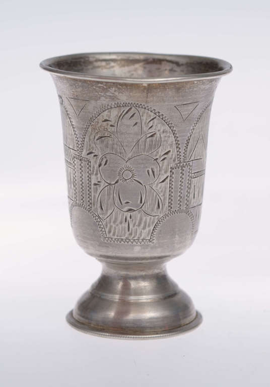 Серебряная чашка с гравировкой