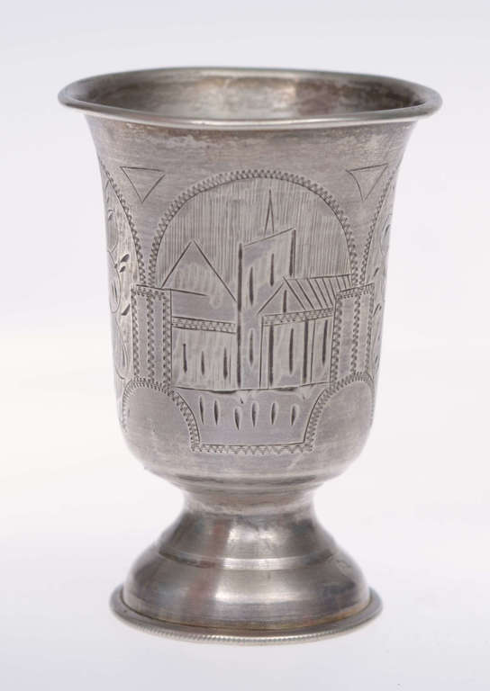 Серебряная чашка с гравировкой