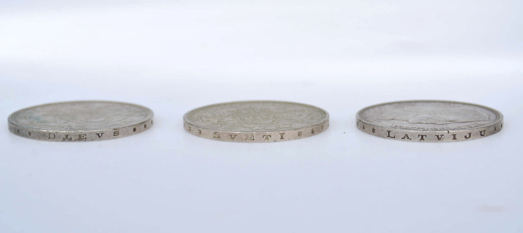 3 серебряные монеты пять латов