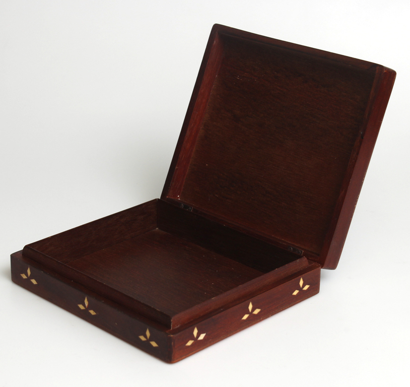Деревянный сундук (сигарный ящик)
