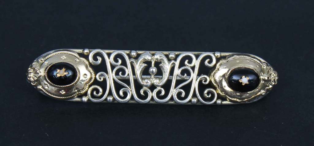 Silver Art Nouveau brooch with black agate and partial gilding