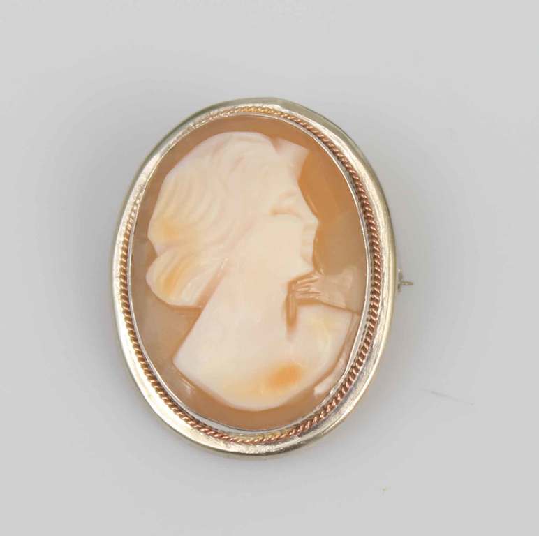 Silver brooch with a cameo in a shell