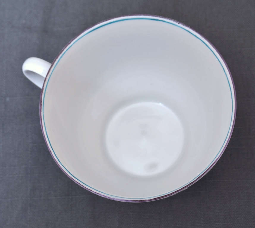 Фарфоровая чашка из чайного сервиза 