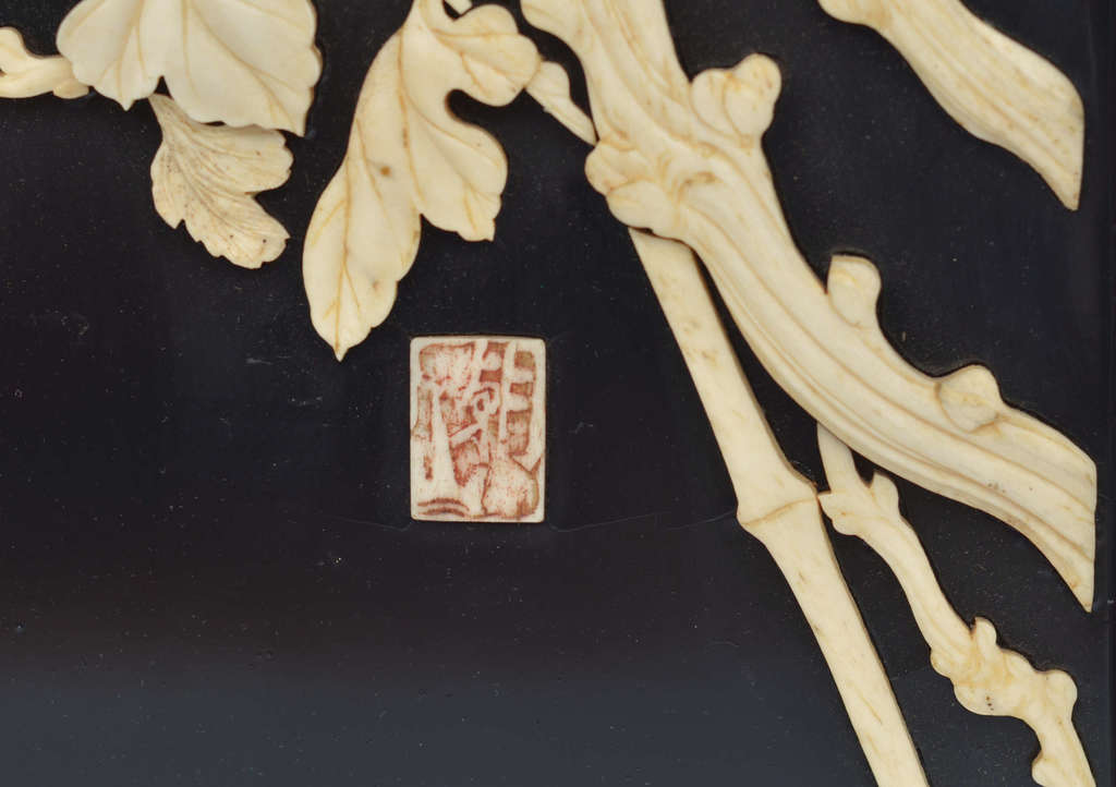 Koka paneļi ar no kaula un perlamutra veidotiem dabas skatiem (uz kaula plaksnītes makslinieka iniciāļi) 2 gab
