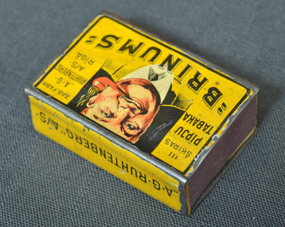 Metāla reklāmas sērkociņu kastites turētājs Brīnums ar sērkociņu kastīti un divas cigarešu kārbiņas