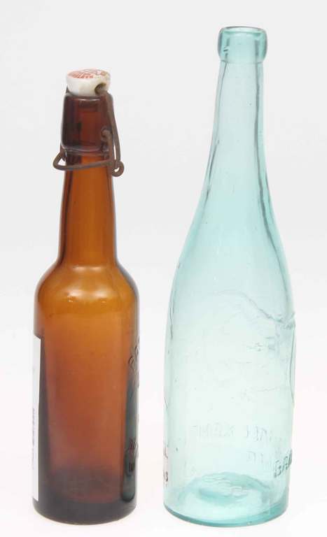 Две стеклянные бутылки 