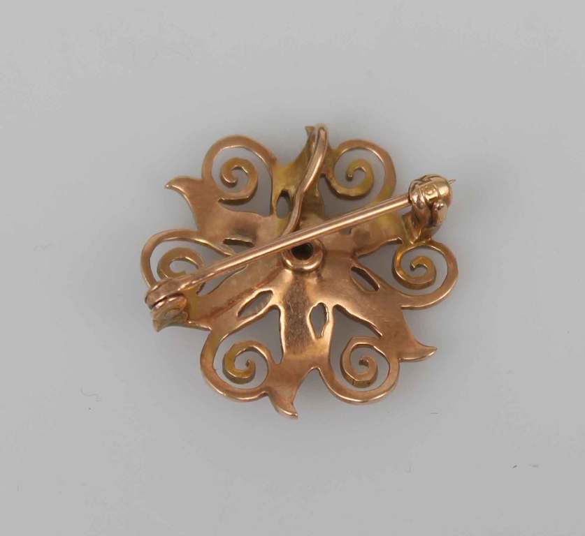 Gold brooch with diamond
