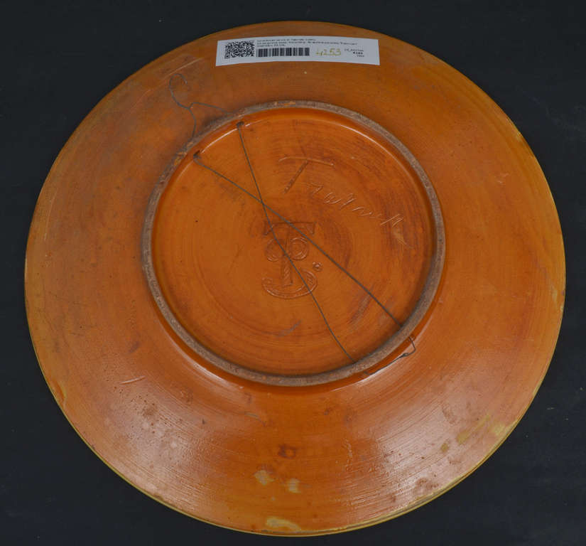 Keramikas šķīvis ar figurālu sižetu