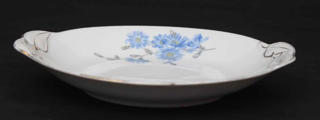 Кузнецовская фарфоровая тарелка с голубыми цветами