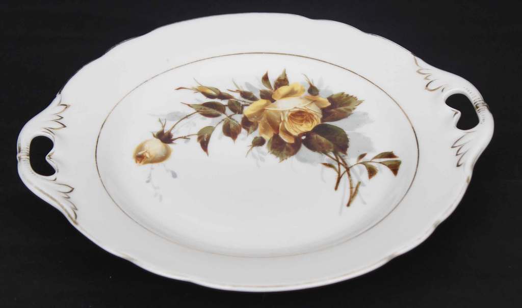 Кузнецовская фарфоровая тарелка с розами