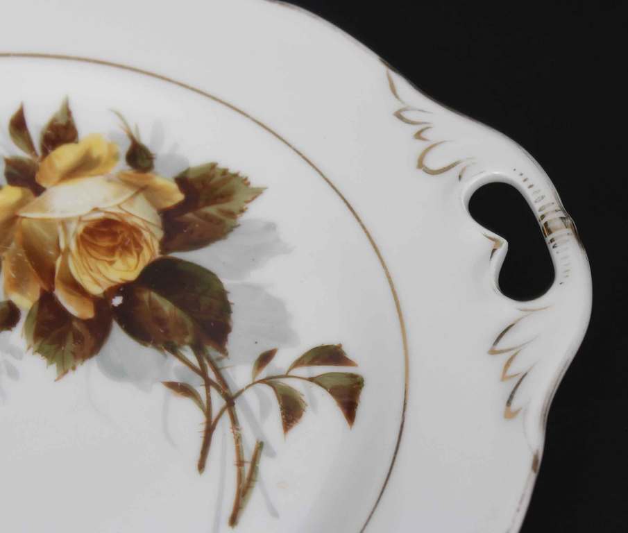 Kuzņecova porcelāna šķīvis ar rozēm