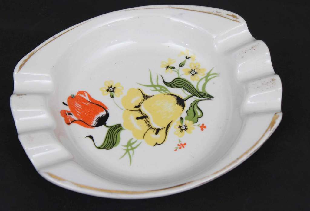 Porcelain ashtray with floral motif