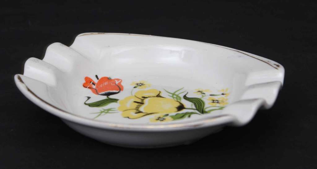 Porcelain ashtray with floral motif