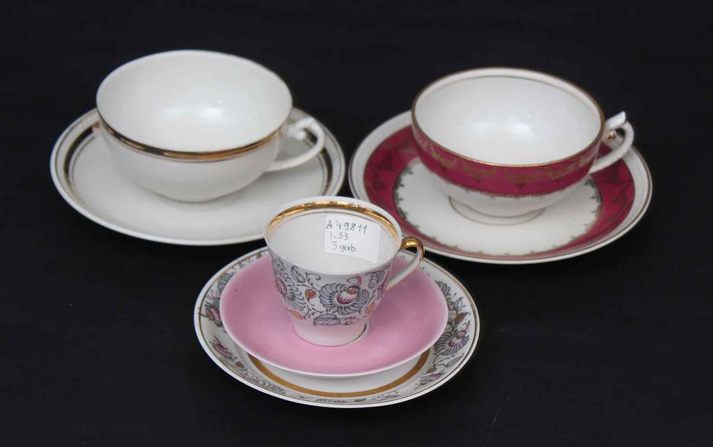 Cups with saucers (3 pcs)