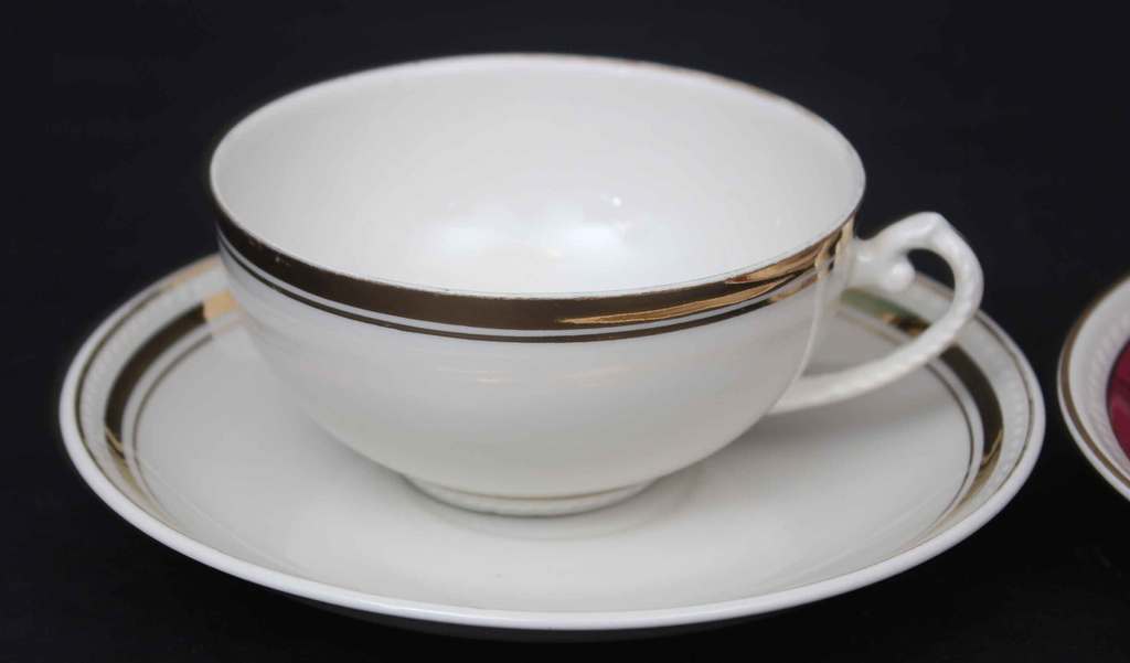Cups with saucers (3 pcs)