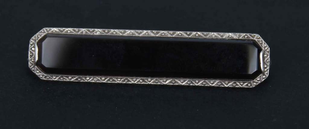 Серебряная брошь в стиле модерн с черным агатом