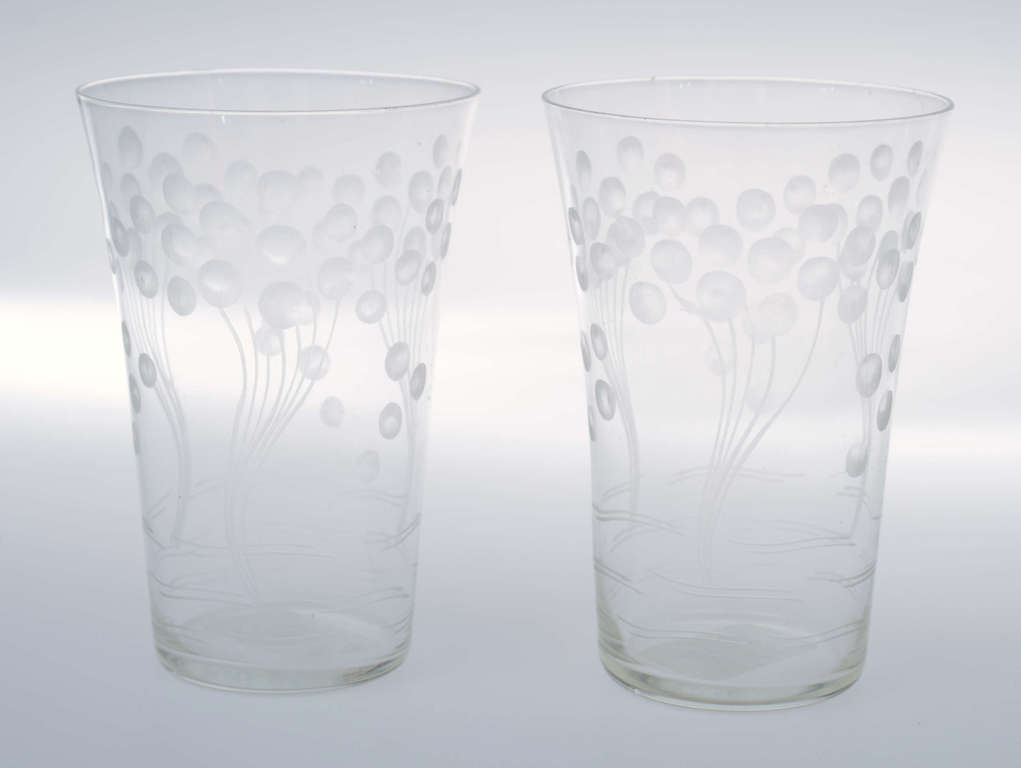 Два стеклянных стакана